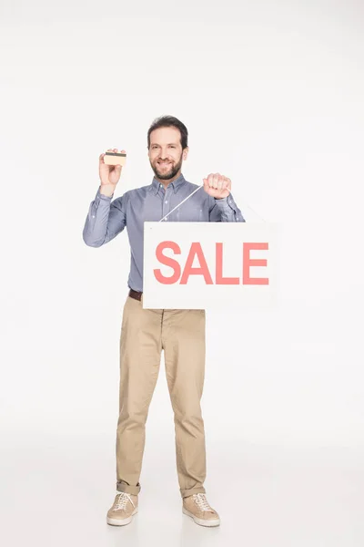 Улыбающийся Человек Продажной Картой Кредитной Картой Руках Изолированы Белом — Бесплатное стоковое фото