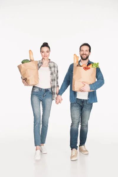 Casal Mãos Dadas Enquanto Carrega Embalagens Papel Com Alimentos Isolados — Fotografia de Stock