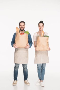Önlük beyaz izole gıda ile kağıt paketler holding neşeli dükkanı yardımcıları