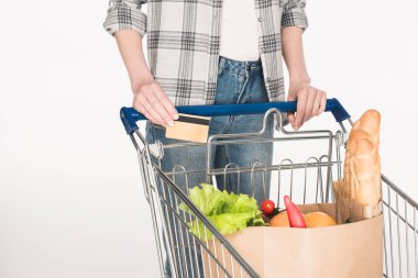 kısmi kredi kadınla görünümünü elinde kart ve üzerinde beyaz izole arabası alışveriş bakkal ile paket kağıt