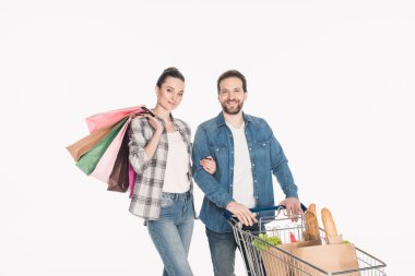Alışveriş torbaları ve kağıt paketler Gıda alışveriş sepeti beyaz izole içinde dolu ile çift gülümseyen portresi