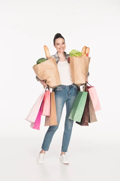 白で隔離の手で食品やショッピング バッグを紙パッケージを保持している陽気な女性 — ストック写真
