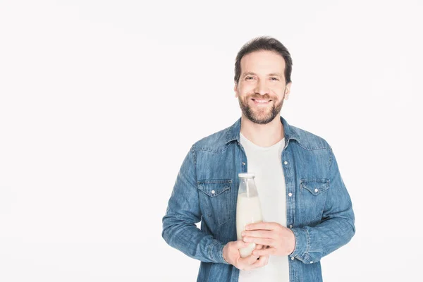Porträtt Leende Man Med Glasflaska Mjölk Händerna Tittar Kameran Isolerad — Gratis stockfoto