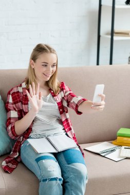 smartphone ile görüntülü arama yapma ve kameraya sallayarak teen öğrenci kız