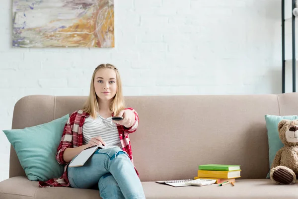 Tiener Student Meisje Glimlachend Met Afstandsbediening Kijken Zittend Bank Met — Stockfoto