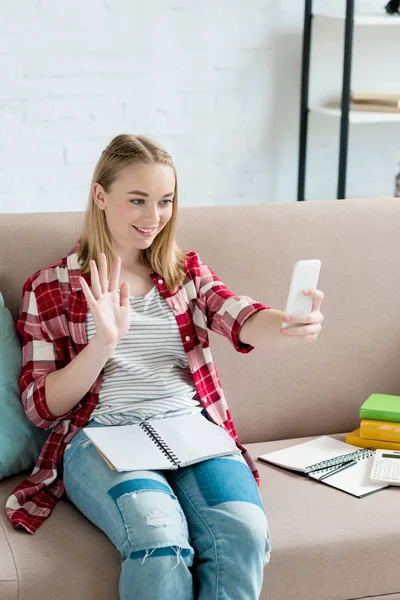 十代の学生の女の子のスマート フォンでビデオ通話とカメラに手を振って — ストック写真