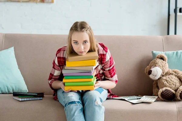 Adolescente Studentessa Con Pila Libri Guardando Casa — Foto Stock