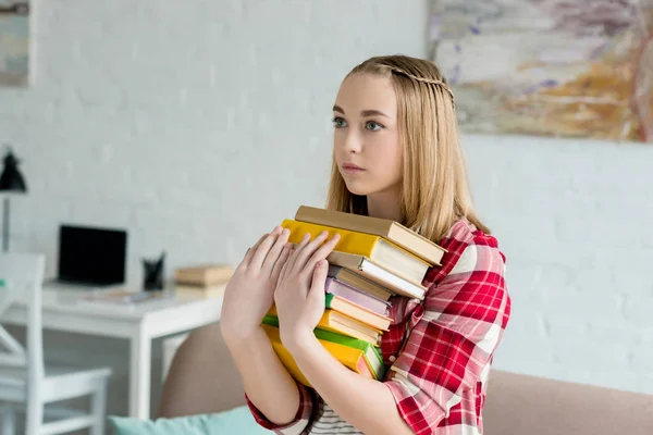 Tiener Student Meisje Met Stapel Boeken Thuis — Gratis stockfoto