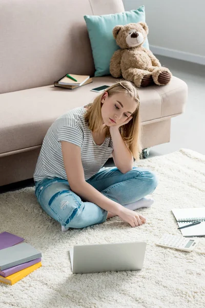 Verveelde Tiener Student Meisje Werken Met Laptop Zittend Vloer — Stockfoto