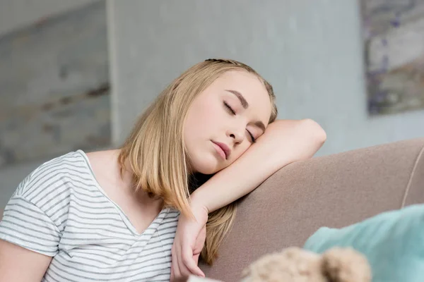 Close Πορτρέτο Της Έφηβος Κορίτσι Κοιμάται Ενώ Κάθεται Στον Καναπέ — Φωτογραφία Αρχείου
