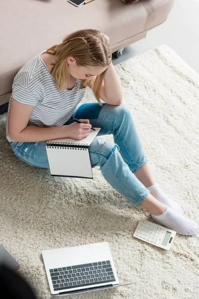 Hoge Hoekmening Van Geconcentreerde Tiener Student Meisje Huiswerk Zittend Vloer — Stockfoto