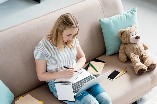 Vista Alto Angolo Adolescente Studente Ragazza Facendo Compiti Mentre Seduto — Foto Stock