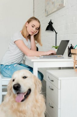 ön plan üzerinde onun altın geri almak ile ödev düşünceli teen öğrenci kız