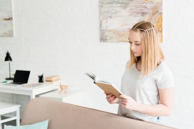 genç öğrenci kız evde kitap okuma