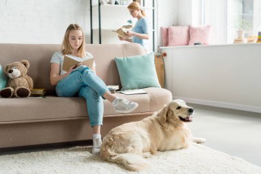 odaklı anne ve genç kızı evde birlikte kitap okuma
