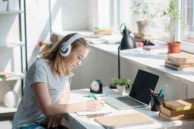 kulaklık ile müzik dinleme ve ödev teen öğrenci kız