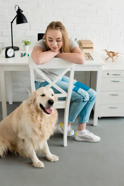 Lächelndes Teenie Mädchen Verbringt Zeit Hause Mit Ihrem Hund — Stockfoto