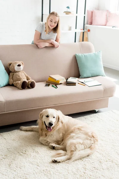 Feliz Adolescente Menina Passar Tempo Casa Com Seu Cão — Fotografia de Stock