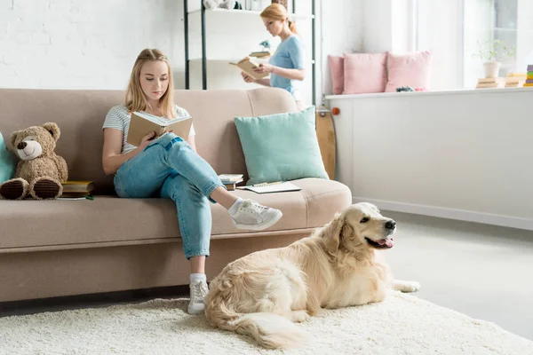 Fokuserad Mor Och Dotter Läsa Böcker Tillsammans Hemma — Stockfoto