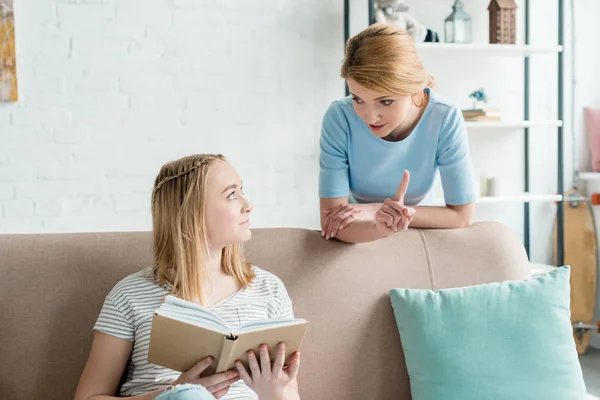 Mãe Ensinando Sua Filha Casa Enquanto Ela Faz Lição Casa — Fotografia de Stock