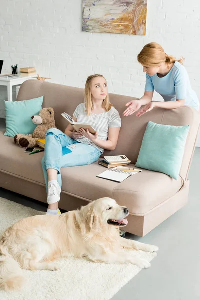 Moeder Haar Dochter Thuis Terwijl Huiswerk Hun Hond Liggend Vloer — Stockfoto