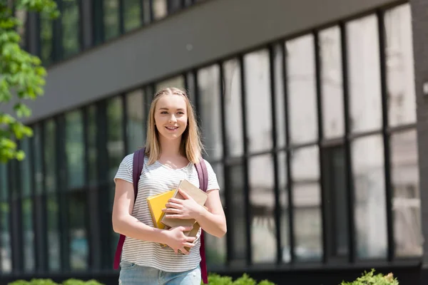 Glücklich Teen Student Girl Mit Books Walking Street — Stockfoto