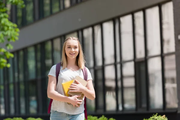 Lycklig Tonåring Student Tjej Med Böcker Som Går Gatan — Stockfoto