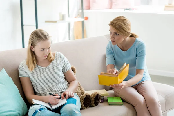 Madre Enojada Haciendo Tarea Junto Con Hija —  Fotos de Stock