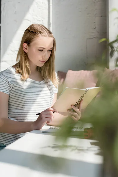 Konzentrierte Teenie Studentin Lernt Hause — Stockfoto