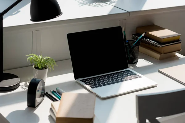 Primer Plano Del Lugar Trabajo Moderno Con Ordenador Portátil Casa —  Fotos de Stock