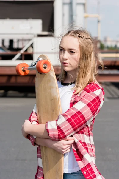 Красива Дівчина Підліток Червоній Сорочці Обіймає Скейтборд Даху — Безкоштовне стокове фото