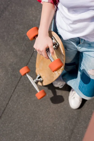 Corte Tiro Adolescente Menina Segurando Skate — Fotografia de Stock