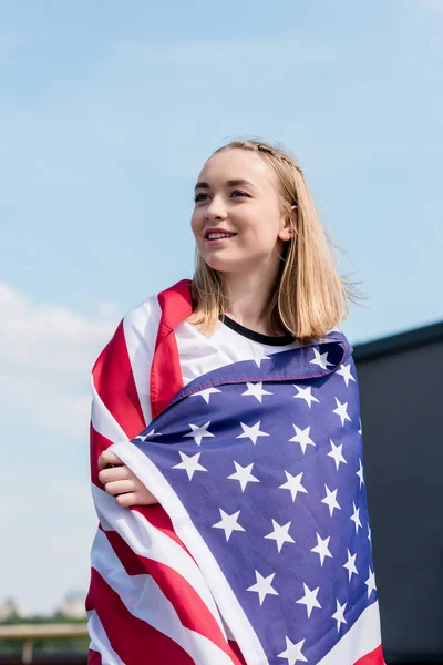 Beautiful Teen Girl Covered Usa Flag Front Blue Sky — Free Stock Photo