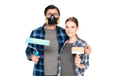 adam boya silindiri tutarak ve beyaz arka plan üzerinde izole boya fırçası ile kız arkadaşı kucaklayan solunum 