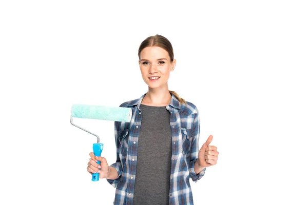 Sonriente Mujer Joven Haciendo Gesto Pulgar Hacia Arriba Sosteniendo Rodillo — Foto de Stock