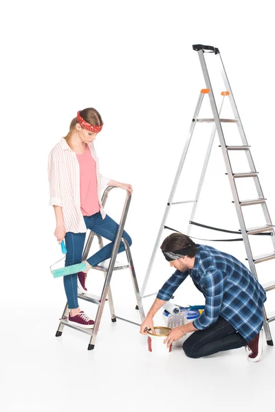 Homme Ouverture Peinture Étain Copine Debout Près Échelle Avec Rouleau — Photo