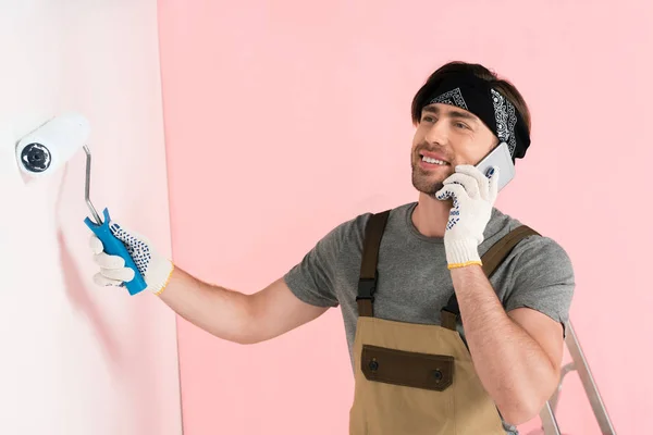 Smiling Man Protective Gloves Working Overall Talking Smartphone Painting Wall — Stock Photo, Image