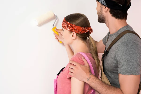 Back View Man Working Overall Teaching Girlfriend Painting Wall Paint — Stock Photo, Image