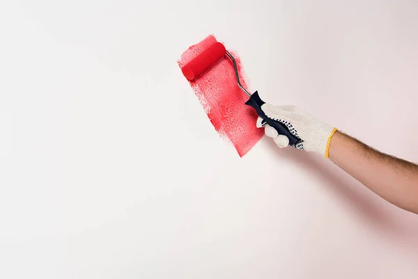 Recortado Tiro Hombre Pintura Pared Rojo Por Rodillo Pintura — Foto de Stock