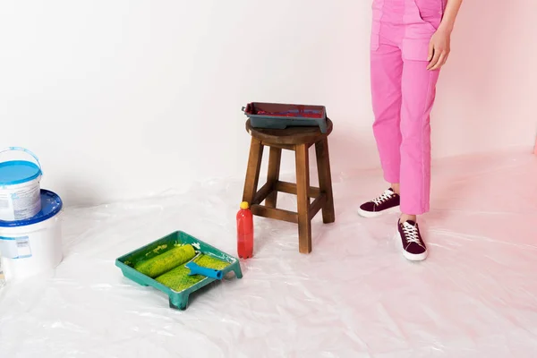 Cropped Shot Woman Working Overall Standing Chair Roller Trays Paint — Free Stock Photo