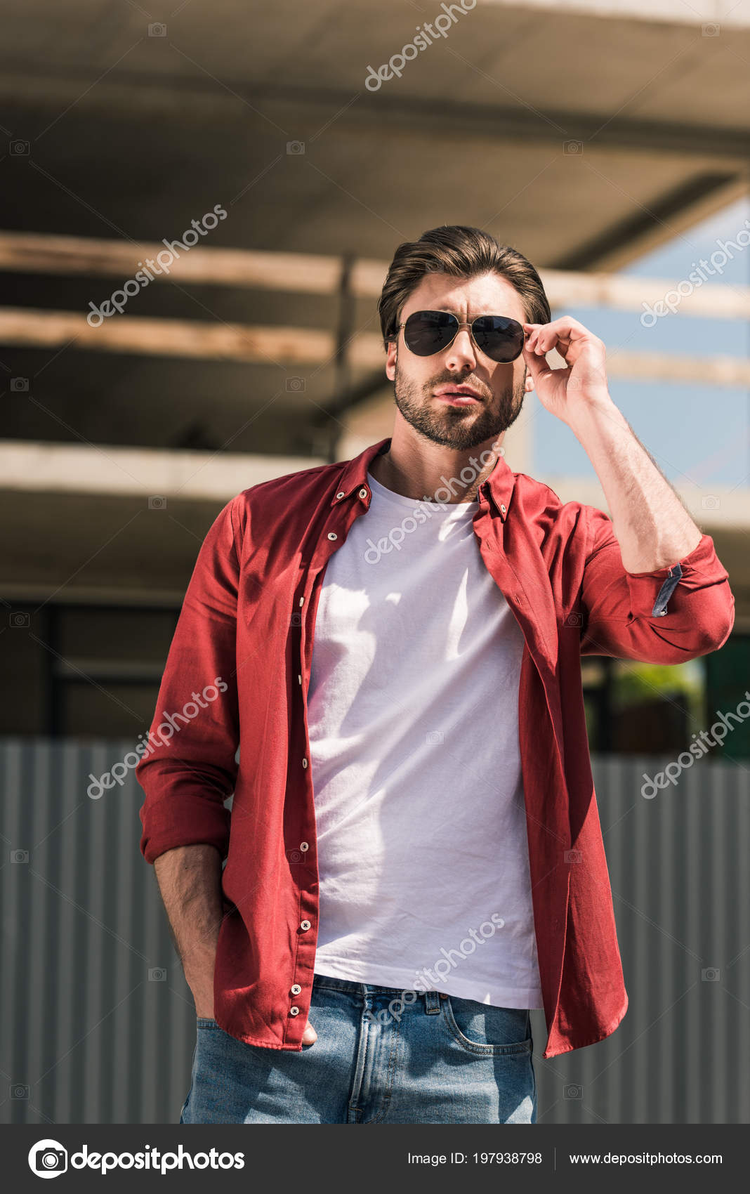 Vista Frontal Hombre Joven Elegante Ajustando Las Gafas Sol Frente
