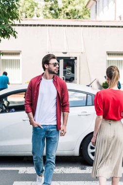 şık erkek ve kadın üzerinde yaya geçidi kentsel Street yürüyüş 