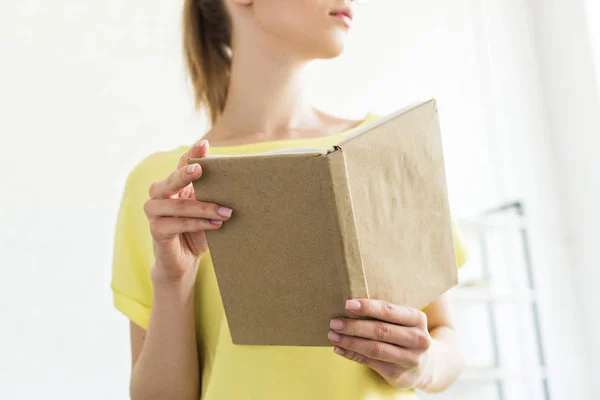 Abgeschnittenes Bild Einer Jungen Frau Die Buch Liest — Stockfoto