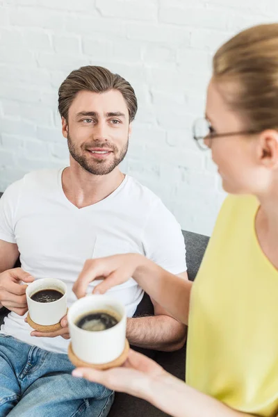 High Angle View Young Smiling Couple Coffee Cups Home — Free Stock Photo