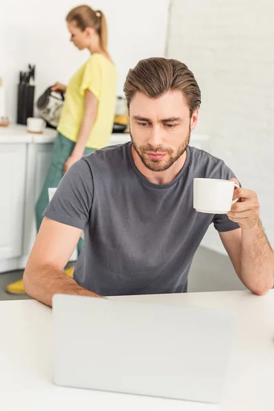 Dizüstü Bilgisayar Onun Kız Arkadaşı Dökerek Kahve Arkasındaki Masada Mutfak — Ücretsiz Stok Fotoğraf