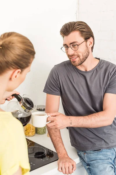 Sonriente Hombre Sosteniendo Taza Novia Vertiendo Café Cocina —  Fotos de Stock