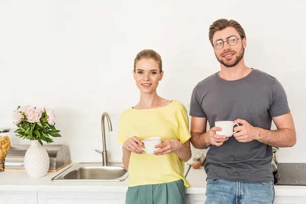 Portrait Young Couple Standing Coffee Cups Table — Free Stock Photo