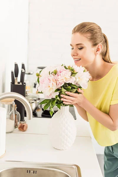 Young Smiling Woman Sniffing Bouquet Peonies Kitchen — Stock Photo, Image