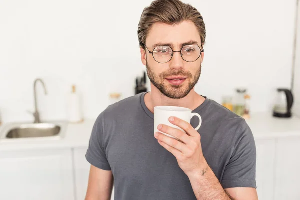 Retrato Joven Gafas Tomando Café Cocina — Foto de stock gratis