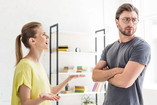 Vista Lateral Mujer Gritándole Novio Mientras Ella Pie Con Las — Foto de Stock